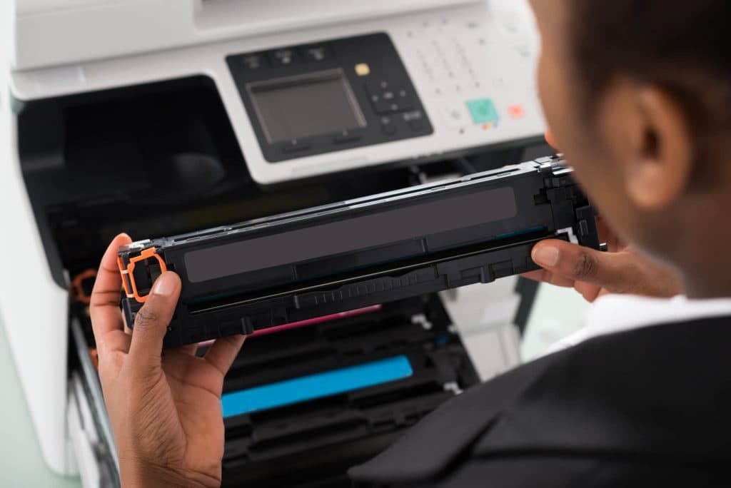 Toner novo sendo instalado em impressora — EBM Locação de Impressoras